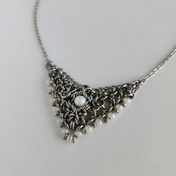 Vintage V-shaped white pearl chain mail necklace with a small silver chain - Picture 10 of 11